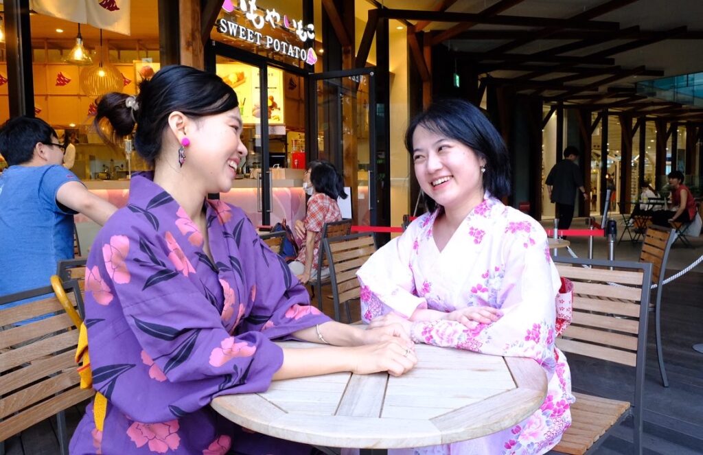 Hai cô gái đang nói chuyện rất thoả mái khi mặc Yukata. Ảnh: Vietsenpai
